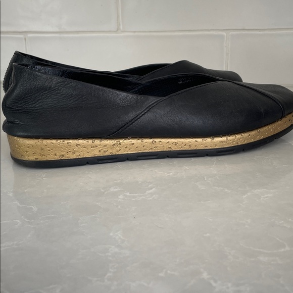 Chic Black leather Flats with Gold Trim- 39/ 8 1/2 - Picture 10 of 12